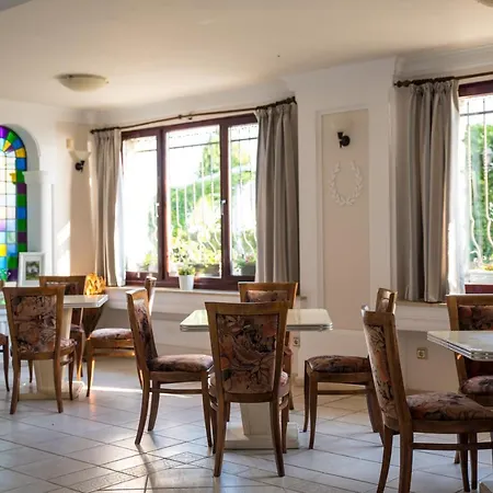 Victoria Hotel 3*